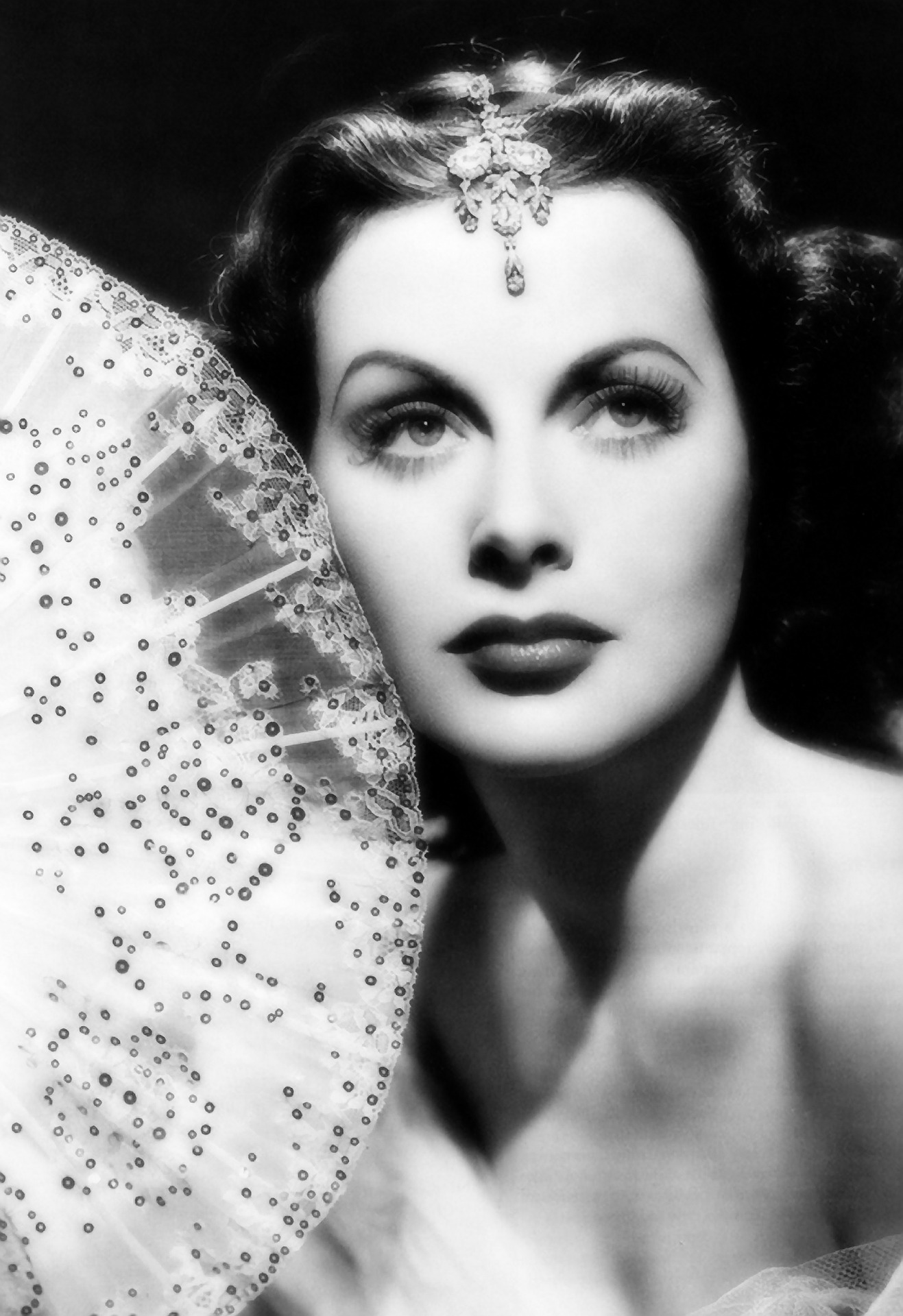 Schwarzweiß Bild von Hedy Lamarr mit Fächer