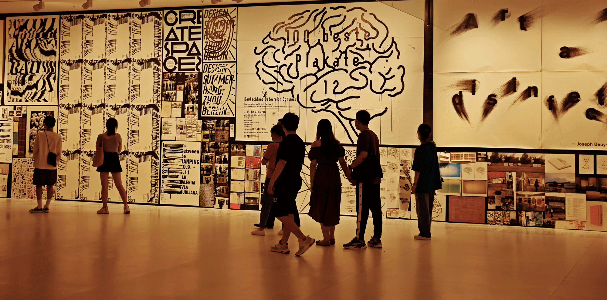 Gruppe von Jugendlichen vor einer Plakatwand