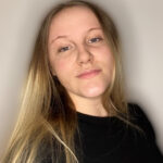 Eine Frau mit langen blonden Haaren und einem schwarzen Oberteil