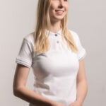 Foto einer Frau in weissem Oberteil