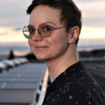Foto einer Frau, die in die Kamera lächelt