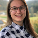 Foto einer Frau, die in die Kamera lächelt