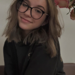Foto einer Frau, die in die Kamera lächelt