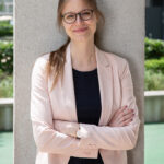 Eine Frau mit Brille posiert für ein Foto