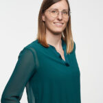 Eine Frau mit Brille posiert für ein Foto