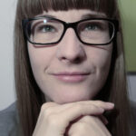 Eine Nahaufnahme einer Frau mit langen Haaren