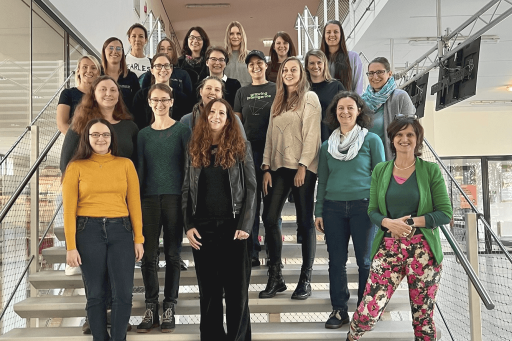 Eine Gruppe von Frauen auf der Treppe