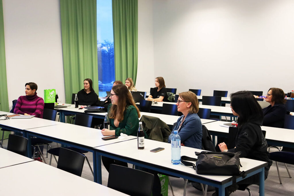 Ein Klassenzimmer, wo die Studierenden an Tischen sitzen