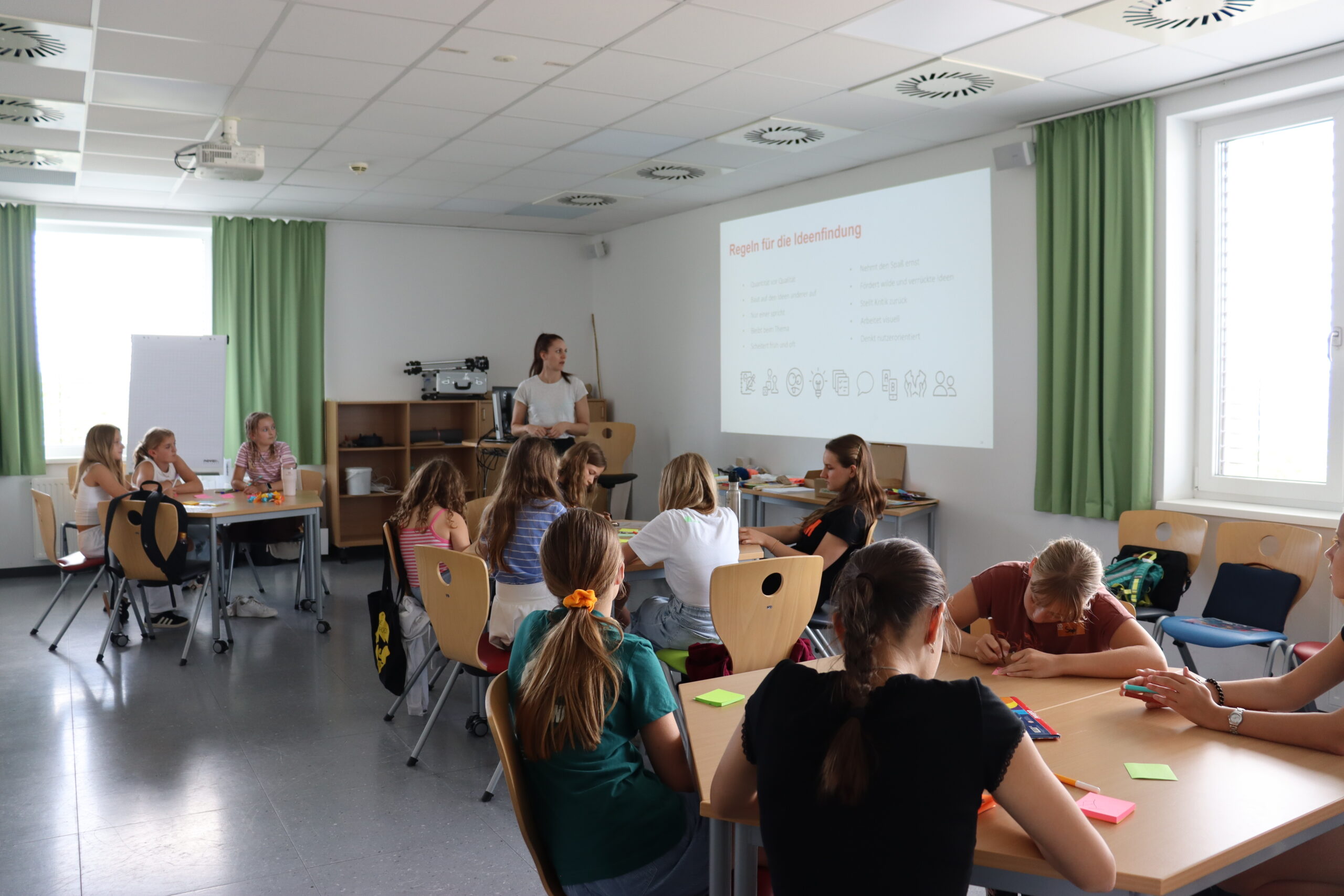 Mädchen der KinderUni nehmen an einem Workshop in einem vollen Raum der FH OÖ teil